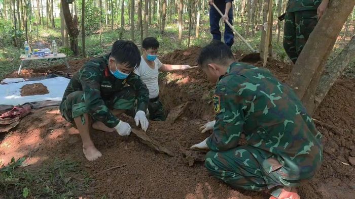 Một số di vật được phát hiện cùng hài cốt liệt sĩ tại khu vực tìm kiếm. (Ảnh: Bộ CHQS tỉnh Quảng Trị)
