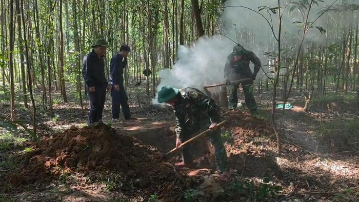 Lực lượng quy tập mở rộng phạm vi tìm kiếm tại khu rừng tràm ở bản Bãi Dinh, xã Dân Hoá. (Ảnh: Bộ CHQS tỉnh Quảng Trị)