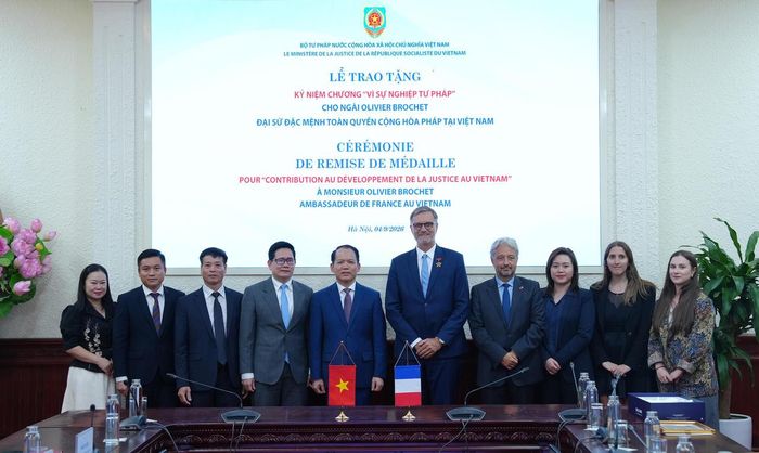 Bộ trưởng Bộ Tư pháp Hoàng Thanh Tùng, Ngài đại sứ Olivier Brochet chụp ảnh lưu niệm cùng đại biểu hai Bên.
