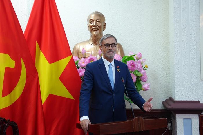Ngài Đại sứ Olivier Brochet khẳng định, việc được đón nhận Kỷ niệm chương “Vì sự nghiệp tư pháp” là một vinh dự và niềm vui lớn. 