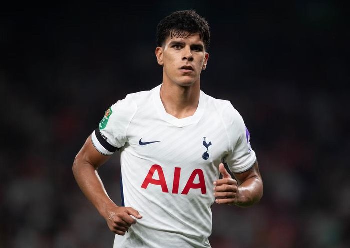  Mateus Fernandes (99 triệu euro): Khi phiên chợ hè 2026 mở cửa, MU là đội đầu tiên đánh tiếng chiêu mộ Mateus với giá khoảng 55-60 triệu euro. Tottenham gia nhập cuộc đua, độn giá tiền vệ Bồ Đào Nha lên cao và mọi thứ ngã ngũ. 99 triệu euro cho Fernandes là con số vô lý bậc nhất ở kỳ chuyển nhượng này và cùng chờ xem cựu tiền vệ West Ham thể hiện tới đâu. 