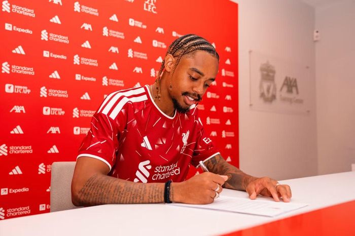  Bradley Barcola (120 triệu euro): Barcola là chân chạy cánh tài năng của bóng đá Pháp, song Liverpool dám chi 120 triệu euro cho thương vụ này là cú sốc lớn. The Kop chấp nhận chi đậm vì cần bổ sung gấp cầu thủ chạy cánh. Tốc độ, kỹ thuật và lối chơi trực diện của Barcola được kỳ vọng tái hiện hình ảnh Sadio Mane hoặc Luis Diaz ở sân Anfield. 
