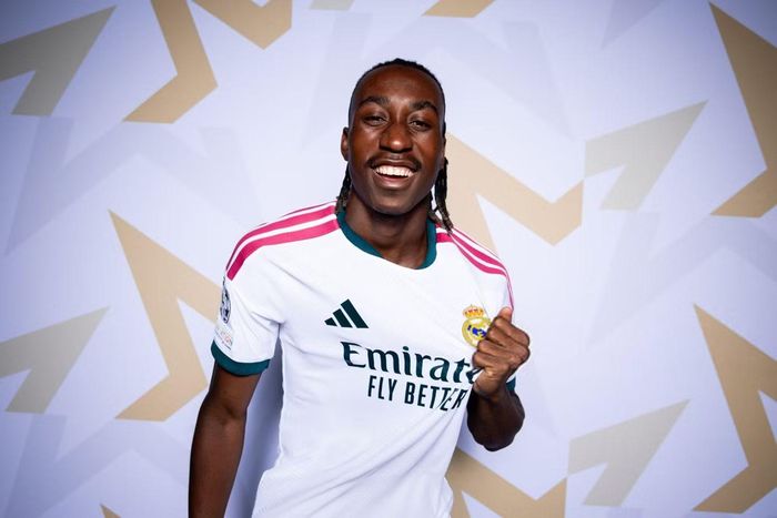  Yan Diomande (120 triệu euro): Jose Mourinho trực tiếp yêu cầu Chủ tịch Florentino Perez chiêu mộ Diomande. Trước sức ép cạnh tranh của PSG và Liverpool, Real phải trả giá cực cao để chốt hạ thương vụ. Đây cũng là canh bạc cho Mourinho và Real Madrid khi Diomande mới nổi lên từ mùa 2025/26 ở Bundesliga. Diomande có hòa nhập với dàn sao ở Real hay không vẫn là dấu hỏi chấm lớn. 