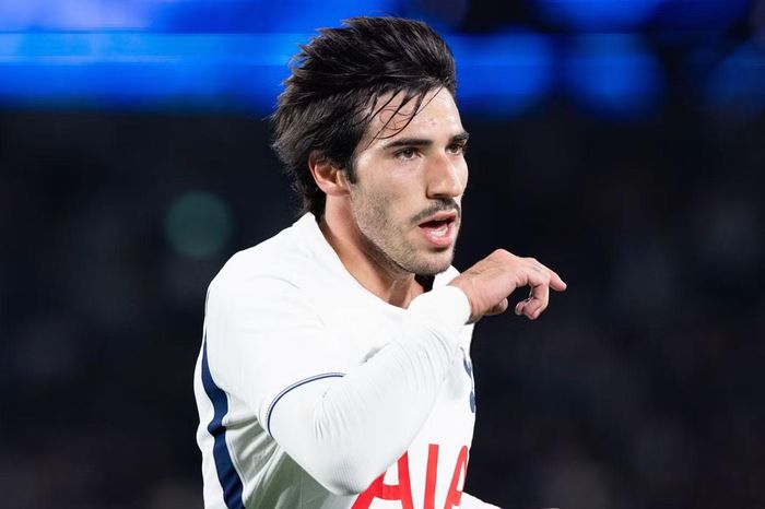  Sandro Tonali (108 triệu euro): Tottenham Hotspur tạo cú áp phe chấn động khi thuyết phục thành công Newcastle United nhượng lại chiến thần người Ý. Spurs chấp nhận vượt ngưỡng chi tiêu vì lối chơi rực lửa, không ngại va chạm và khả năng chuyển đổi trạng thái từ phòng ngự sang tấn công chớp nhoáng của Tonali. Anh chính là thủ lĩnh tinh thần mà Tottenham khát khao, người mang dòng máu chiến binh và sự già rơ để nâng tầm bản lĩnh cho toàn đội bóng. 