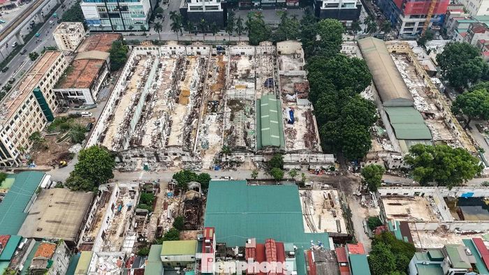 Toàn cảnh khu nhà máy trong quá trình tháo dỡ, phần lớn mái của các nhà xưởng đã không còn.