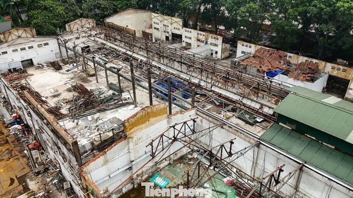 Những dãy nhà xưởng từng phục vụ hoạt động sản xuất nay chỉ còn lại bộ khung giữa công trường tháo dỡ.