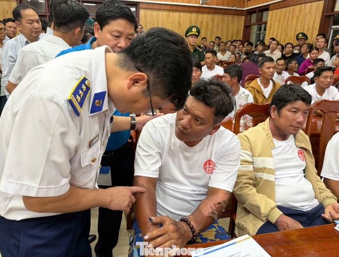 Ngư dân tàu cá gặp nạn trở về giữa vòng tay yêu thương của quê nhà.