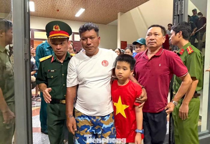  32 ngư dân trở về sau những ngày sinh tử giữa biển khơi﻿ 