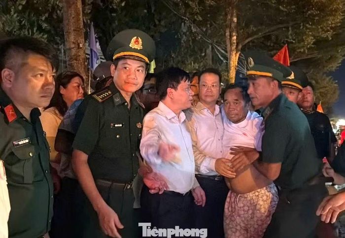 Lãnh đạo UBND thành phố Đà Nẵng cùng các đơn vị, đoàn thể đón ngư dân. Rất đông người thân, người dân địa phương cũng có mặt tại trụ sở Đảng ủy xã Núi Thành để chờ đón những người con trở về.