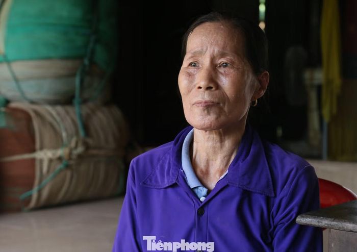 Căn nhà cấp 4 của bà Chu Thị Nguyệt (62 tuổi, khối Hưng Hòa 1) nằm sát mép sông Lam, là nơi ba thế hệ cùng sinh sống, đã xuống cấp nghiêm trọng. Nhiều năm qua, cứ đến mùa mưa bão, người dân trong khu dân cư lại phải chủ động tìm nơi trú tạm an toàn. Có những đợt nước dâng quá nhanh, cả xóm phải sơ tán ngay trong đêm. “Tháng 5/2026, phường tổ chức bốc thăm đất tái định cư. Gia đình tôi đã bốc thăm nhận đất nhưng đến nay khu tái định cư vẫn chưa có đường điện, nước nên chưa thể xây nhà. Chúng tôi chỉ mong sớm hoàn thiện hạ tầng để được chuyển đến nơi ở mới, chứ mỗi mùa mưa lũ lại thấp thỏm lo nước dâng”, bà Nguyệt cho hay.