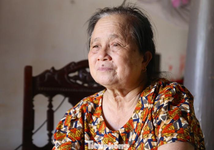  Cách đó không xa, bà Nguyễn Thị Cúc (66 tuổi) cũng chủ động﻿ kê cao tài sản, đặc biệt là lương thực, giấy tờ, thiết bị điện và vật nuôi. Nhắc đến chuyện phòng lũ, bà nhớ lại trận lũ năm 1989, khi nước bất ngờ dâng cao trong đêm, vợ chồng bà phải bồng 3 con nhỏ đi sơ tán. “Từ đó đến nay, cứ gần mùa mưa bão là gia đình lại chủ động chuẩn bị. Lúa, gạo, giấy tờ và những đồ dùng quan trọng đều phải đưa lên cao, vật nuôi cũng tìm chỗ an toàn. Tuy nhiên, có những năm nước lũ lên quá nhanh, dù đã chủ động ứng phó nhưng người dân vẫn không kịp trở tay", bà Cúc nói. 