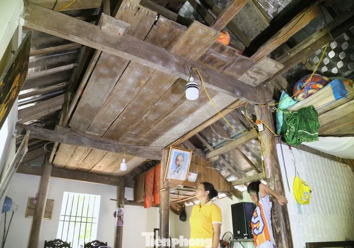 Những căn nhà cũ kỹ ngày càng khó chống chọi với mưa bão. Các đợt bão, lũ lớn từng xảy ra càng khiến nỗi lo của người dân thêm thường trực. Trong ảnh, những tấm gỗ được ghép trên trần nhà, trở thành nơi tránh trú khi nước sông Lam dâng cao. 