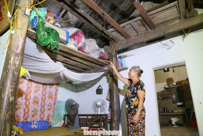 “Nhà tôi nằm hoàn toàn ngoài đê Tả Lam, cách sông Lam chỉ vài trăm mét nên năm nào cũng bị ngập. Nhẹ thì nước vào đến sân ngang đầu gối, nặng thì ngập đến nửa nhà. Năm nay nghe dự báo mưa lũ có thể phức tạp nên gia đình tôi và các hộ dân đều chủ động chuẩn bị từ sớm”, bà Hưng chia sẻ.