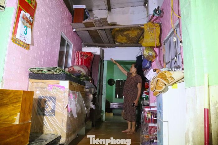 Bà Đậu Thị Hải (48 tuổi, tổ dân cư Hòa Lam) cho biết gia đình thuộc diện phải di dời khẩn cấp nhưng nhiều năm qua vẫn chưa thể chuyển đi. Trong các đợt bão số 5 và số 10 năm 2025, nước lũ từng ngập khoảng nửa nhà. Vì vậy, ngay đầu mùa lũ năm nay, gia đình bà đã chủ động kê cao tài sản. “Đồ đạc đều được đưa lên cao cả rồi. Nếu nước tiếp tục dâng thì chỉ còn cách chạy lên bờ. Giờ chỉ mong khu tái định cư sớm hoàn thiện để chúng tôi chuyển qua”, bà Hải nói.