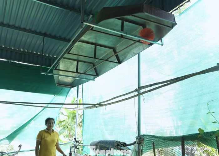 Mỗi gia đình ở xã Lam Thành đều có một chiếc nốc trong nhà để chủ động di chuyển, sơ tán khi nước lũ dâng cao. “Nước lên nhanh lắm, có chiếc nốc trong nhà bà con yên tâm hơn, khi cần là có thể đưa người và tài sản đi ngay”, chị Trần Thị Hải (50 tuổi, trú xã Lam Thành) chia sẻ.