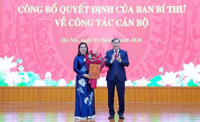 Giáo sư, Tiến sĩ Lê Văn Lợi – Chủ tịch Viện Hàn lâm Khoa học xã hội Việt Nam trao quyết định và tặng hoa chúc mừng bà Đinh Thị Mai. Ảnh: VHL.