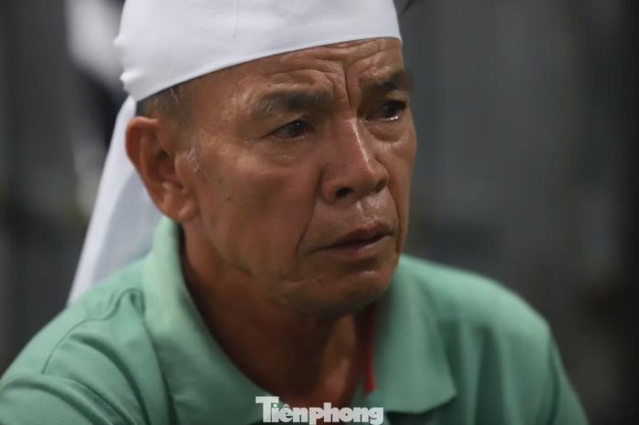 Ông Nguyễn Viết Viện nghẹn ngào khi từ Nghệ An vào Đồng Nai lo hậu sự cho con dâu và hai cháu. Ảnh: Nguyễn Tiến