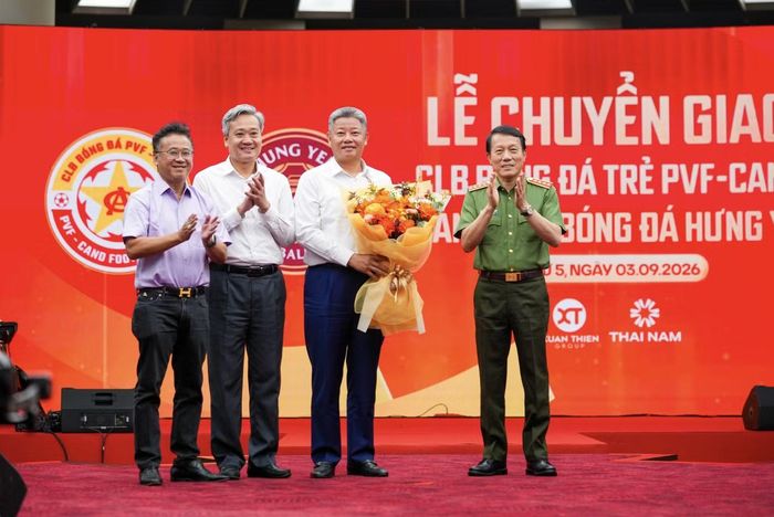 Bộ trưởng Lương Tam Quang chúc mừng CLB Hưng Yên trong ngày chính thức chuyển giao đội bóng