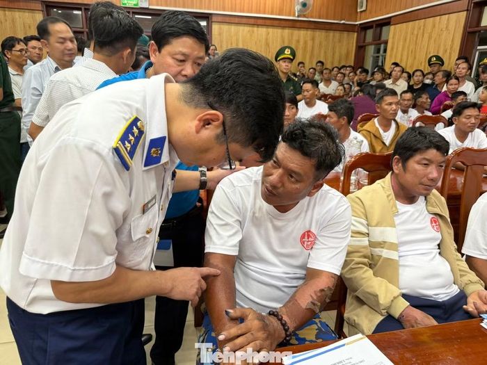 Lãnh đạo TP Đà Nẵng cùng các đơn vị đoàn thể ân cần thăm hỏi động viên ngư dân tàu cá gặp nạn trở về