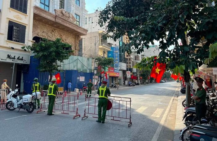 Lực lượng chức năng dựng rào, cấm phương tiện di chuyển qua một đoạn phố Cầu Đất (Hải Phòng) sáng 4/9.