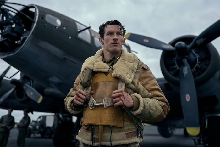 Callum Turner dẫn đầu tỷ lệ cá cược, nhưng đang bị bám sát.