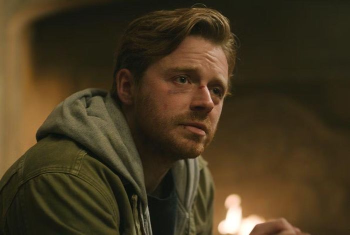 Jack Lowden được kỳ vọng cao nhưng mắc kẹt giữa hai "ông lớn" Apple và Amazon.