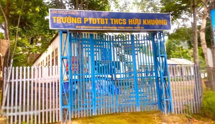 Cổng trường THCS Hữu Khuông.