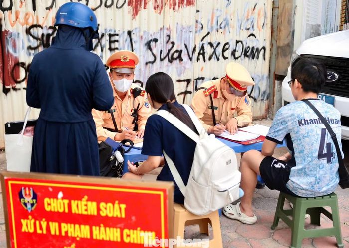 Ghi nhận từ 6h30 ngày 4/9 tại ngã tư Tố Hữu - Vũ Trọng Khánh (phường Hà Đông), tổ công tác Đội CSGT đường bộ số 7, Phòng CSGT Công an TP Hà Nội phát hiện, xử lý nhiều trường hợp học sinh và phụ huynh vi phạm, phổ biến nhất là lỗi không đội mũ bảo hiểm.