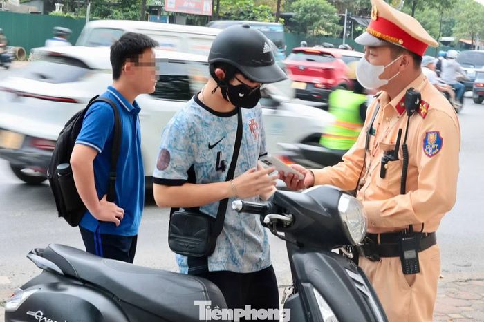 Lực lượng chức năng làm rõ trách nhiệm của phụ huynh khi giao xe hoặc để người chưa đủ điều kiện điều khiển, từ đó nâng cao ý thức của gia đình trong việc quản lý, giáo dục trẻ chấp hành luật giao thông.