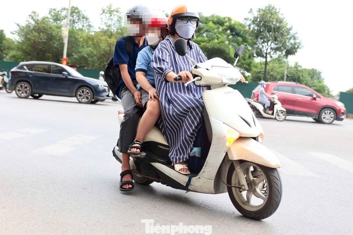 Các tổ công tác tập trung xử lý các lỗi dễ gây tai nạn như học sinh chưa đủ tuổi lái xe, không đội mũ bảo hiểm, chở quá người, vượt đèn đỏ, đi ngược chiều, cùng hành vi độ, chế, “kích tốc” xe điện.