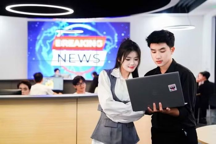 Sinh viên VLU thực hành tổ chức sản xuất bản tin thời sự.