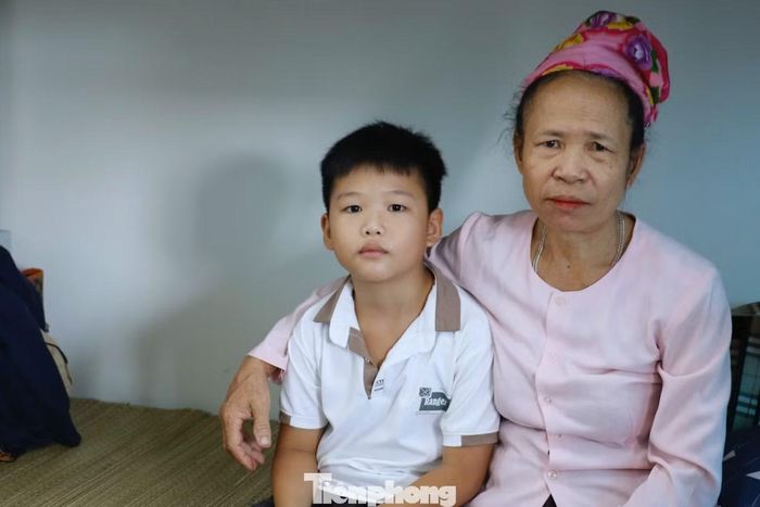 Bà Sầm Thị Châu và cháu nội.