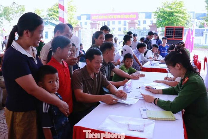 Vợ chồng anh Lỳ Bá Phia làm thủ tục nhập học cho con gái