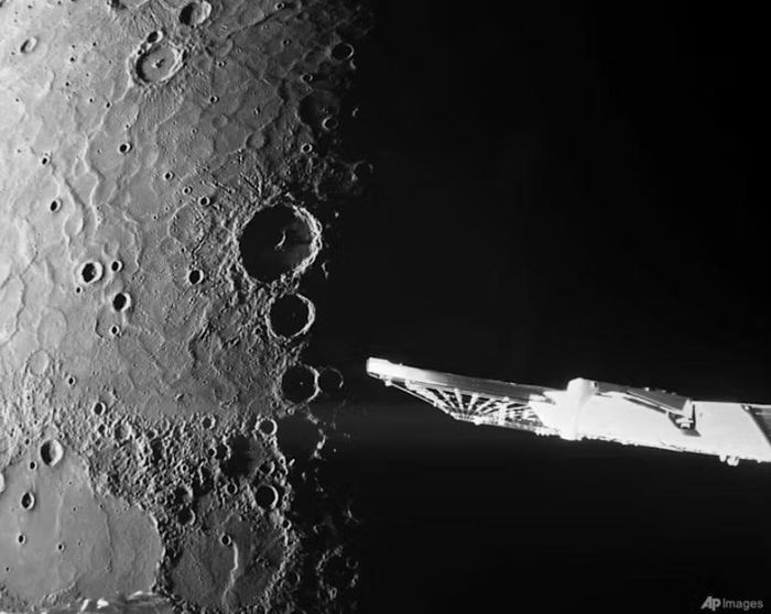 Hình ảnh do tàu vũ trụ BepiColombo của châu Âu và Nhật Bản chụp cho thấy cận cảnh cực bắc của sao Thủy. (Ảnh: ESA/AP)