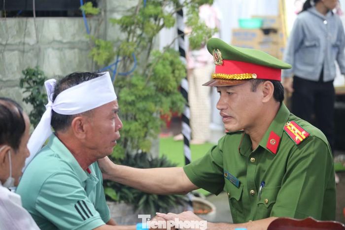  Đại tá Nguyễn Huy Hải - Phó Giám đốc Công an TP.Đồng Nai chia buồn, động viên đến gia đình nạn nhân 