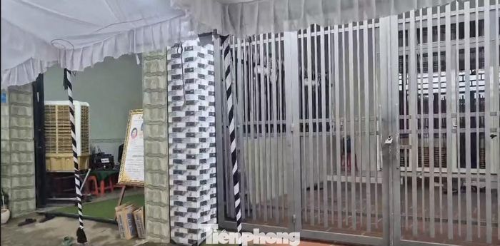 Căn nhà của gia đình ông R. khóa cửa, then cài đi đâu không ai biết
