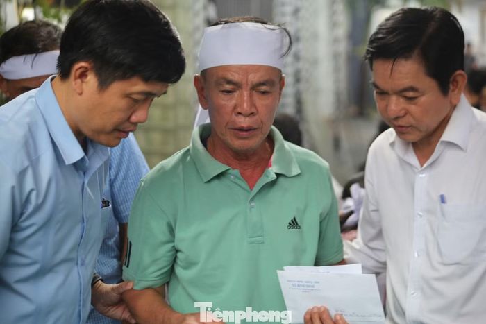 Lãnh đạo địa phương đến thăm hỏi gia đình