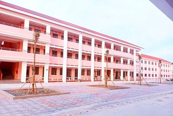 Lãnh đạo UBND xã Vĩnh Gia cho biết công tác chuẩn bị cho năm học mới cơ bản hoàn tất, sẵn sàng cho lễ khai giảng vào ngày 5/9. Dù vẫn còn thiếu một số giáo viên, địa phương đã điều chuyển, bổ sung giáo viên từ các trường trên địa bàn để bảo đảm công tác giảng dạy tại trường nội trú.
