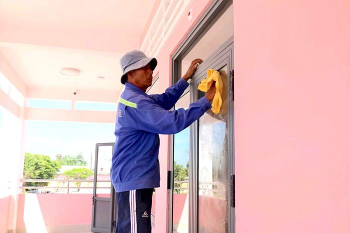 Theo UBND tỉnh An Giang, đầu tư xây dựng hệ thống trường phổ thông nội trú TH&THCS tại các xã biên giới đất liền là nhiệm vụ có ý nghĩa quan trọng, góp phần nâng cao chất lượng giáo dục, bảo đảm an sinh xã hội, đồng thời gắn với củng cố quốc phòng, an ninh và phát triển bền vững khu vực biên giới. Ngoài 3 trường nội trú được triển khai trong giai đoạn 1 kể trên, tỉnh An Giang tiếp tục xây dựng thêm 5 trường nội trú trong những năm tới.