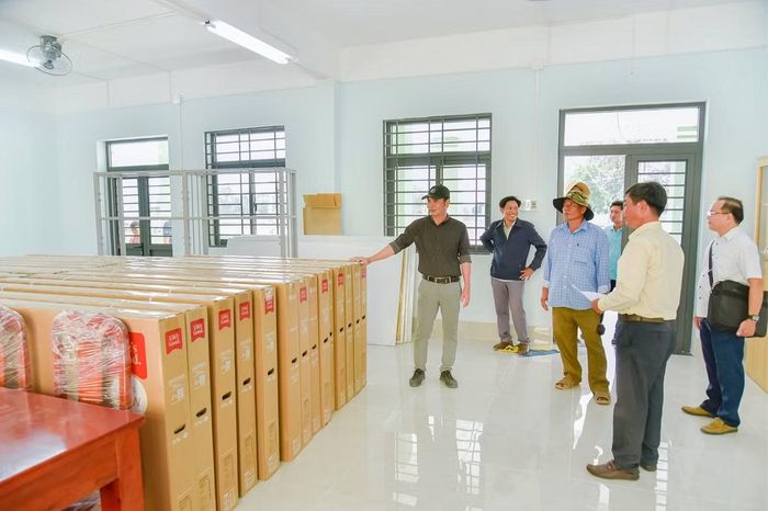 Bên cạnh đó, toàn bộ cơ sở vật chất, trang thiết bị phục vụ dạy học và sinh hoạt của học sinh cũng được kiểm tra, sẵn sàng hoạt động, từ phòng học, phòng ở, hệ thống điện, nước đến bếp ăn, nhà ăn, phòng y tế và hệ thống phòng cháy, chữa cháy.