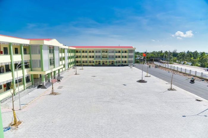 Chỉ còn một ngày nữa năm học mới bắt đầu, những ngày này, ba trường phổ thông nội trú liên cấp ở vùng biên giới tỉnh An Giang đang được nhà thầu hoàn thiện công việc cuối cùng để đưa trường vào sử dụng. Các trường liên cấp phổ thông nội trú tiểu học và THCS này gồm trường Vĩnh Gia (xã Vĩnh Gia), trường Giang Thành (xã Giang Thành) và trường Khánh An (xã Khánh Bình). Ba trường có tổng mức đầu tư hơn 388 tỷ đồng từ nguồn ngân sách Trung ương.