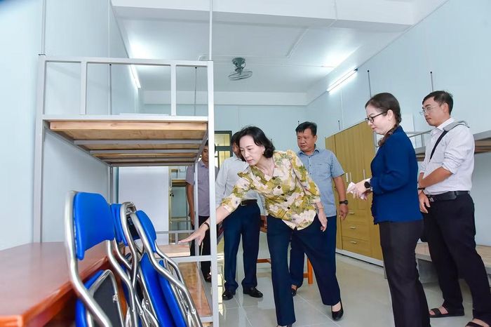 Sở Giáo dục và Đào tạo An Giang cho hay đến nay cả 3 trường nội trú cơ bản hoàn thành hạng mục, bảo đảm điều kiện đưa vào sử dụng phục vụ năm học 2026-2027. Dự kiến, ngày 5/9, các trường tổ chức lễ khánh thành và khai giảng năm học mới. Mới đây, bà Nguyễn Thị Minh Thúy - Phó Chủ tịch UBND tỉnh An Giang khảo sát tại Trường Phổ thông Nội trú Tiểu học và THCS Giang Thành. Ảnh: T. Nhã.