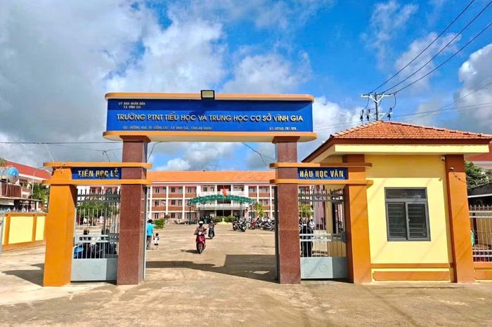 Về tuyển sinh, tính tới thời điểm cuối tháng 8, Trường Vĩnh Gia tuyển được 1.069/1.128 học sinh, đạt gần 95% chỉ tiêu. Trường Giang Thành tuyển được 934/956 học sinh, đạt gần 98%. Trường Khánh An tuyển được 1.779/1.716 học sinh, vượt gần 4%. Bên cạnh đó, tới nay tổ chức bộ máy, đội ngũ cán bộ quản lý, giáo viên, nhân viên, tổ chức nội trú, bán trú, kinh phí, trang thiết bị và các điều kiện phục vụ học tập, sinh hoạt của học sinh để đã hoàn thành.
