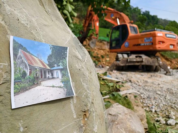 UBND xã Kim Anh dán ảnh niêm yết hiện trạng công trình cũ