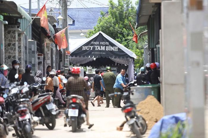 Đám tang của gia đình anh Q.