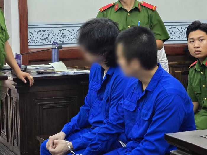 Hai bị cáo tại phiên tòa.
