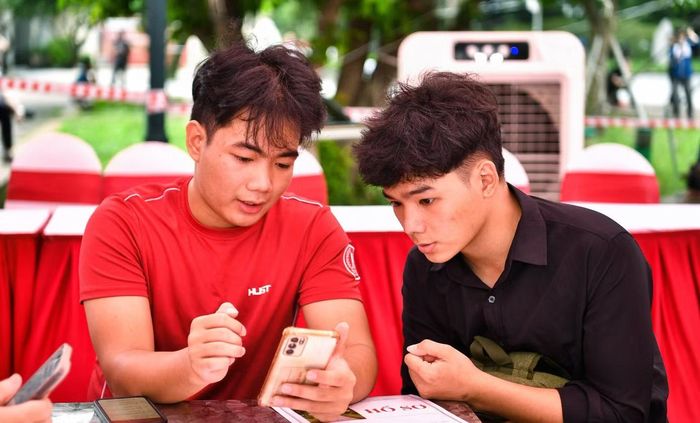 Tân sinh viên Đại học Bách khoa Hà Nội nhập học. Ảnh: ĐHBKHN