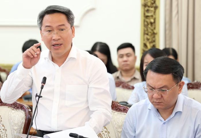 Giám đốc Sở Giáo dục và Đào tạo TPHCM Nguyễn Tấn Phát trao đổi tại phiên họp. Ảnh: Ngô Tùng