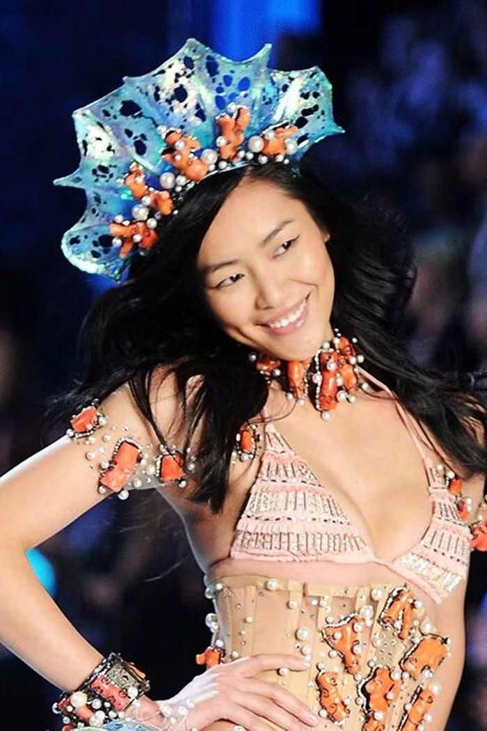Lưu Văn trên sân khấu Victoria's Secret.