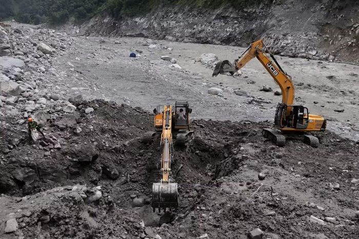 Máy xúc hạng nặng được sử dụng để dọn đường vào một đường hầm tại Nhà máy Thủy điện Upper Trishuli 3A. (Ảnh: Reuters)